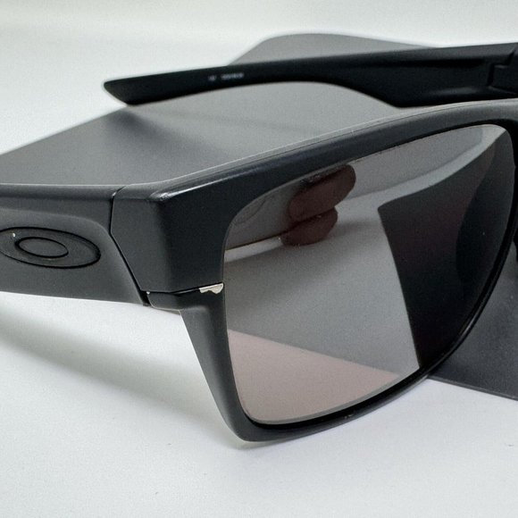 Oakley TwoFace Rectangular Men's Sunglasses Scratched Lenses Read - Picture 9 of 12